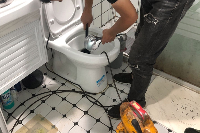 玛沁疏通下水道