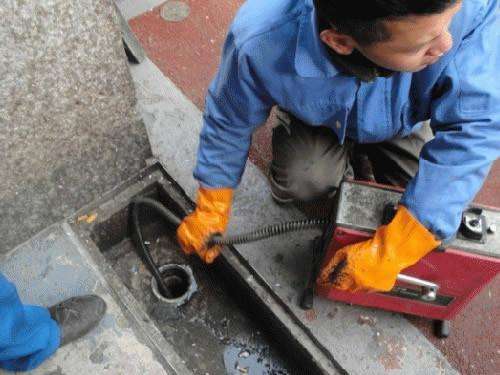 玛沁疏通下水道