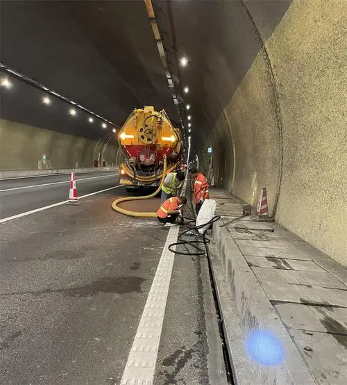 玛沁隧道排水渠清淤